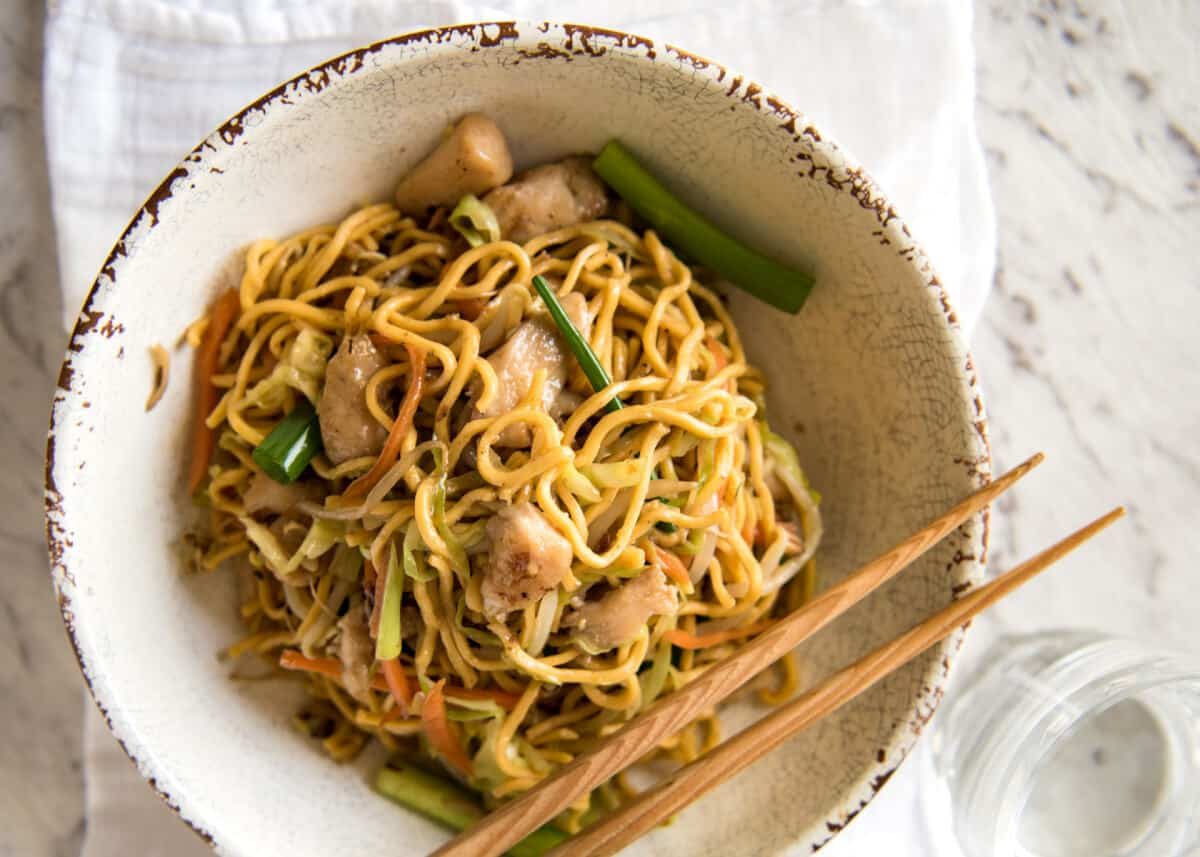 This Chow Mein really does taste like what you get from Chinese restaurants. The secret is getting the sauce right! staging.recipetineats.com