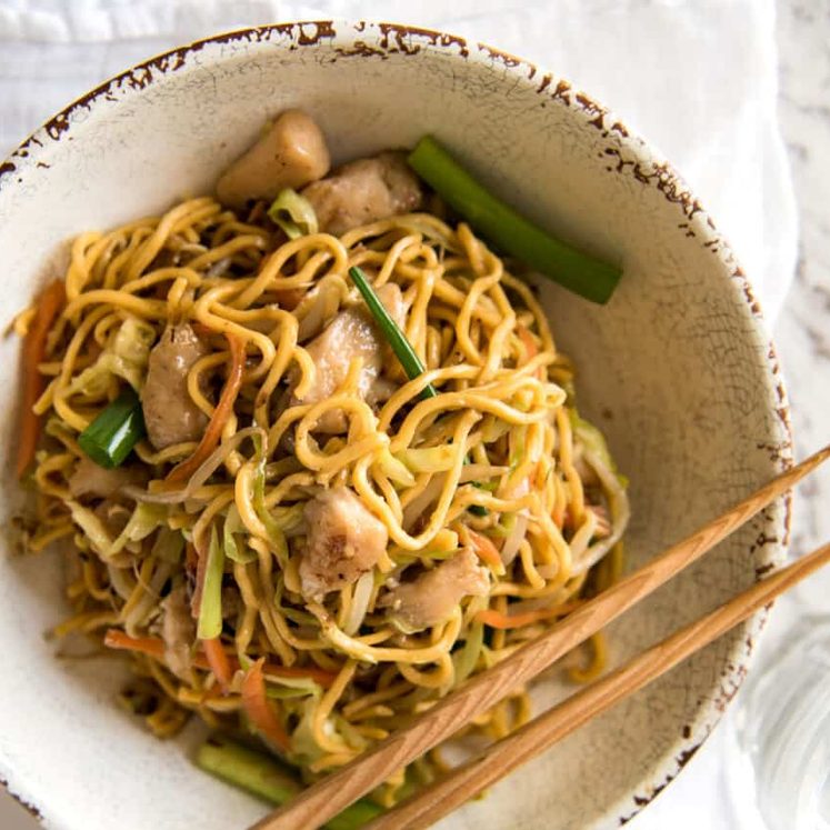 This Chow Mein really does taste like what you get from Chinese restaurants. The secret is getting the sauce right! staging.recipetineats.com