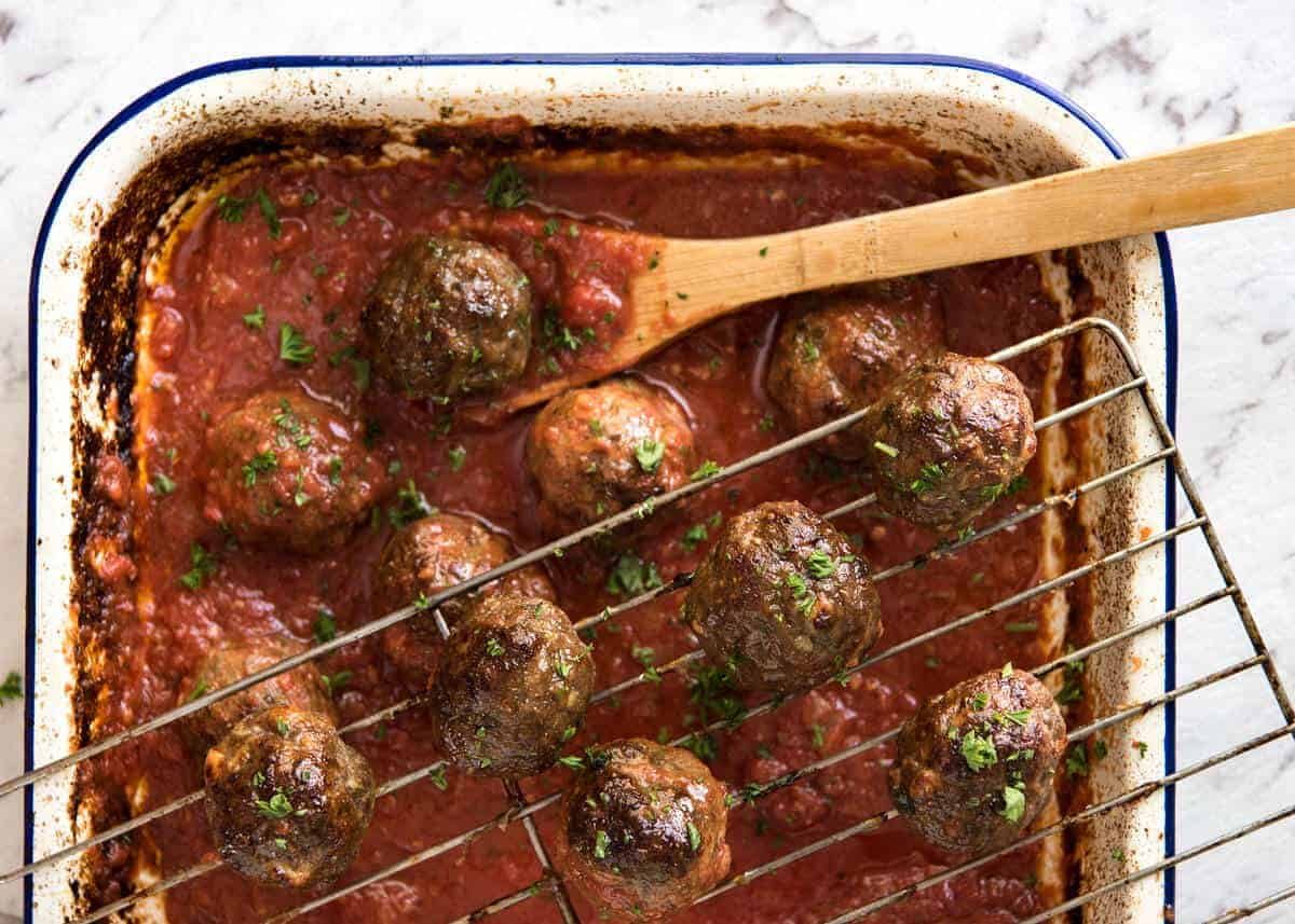 Both the Oven Baked Italian Meatballs AND sauce are made entirely in the oven! The meatballs are extra soft and juicy, and tomato sauce fantastic for pouring over pasta. staging.recipetineats.com