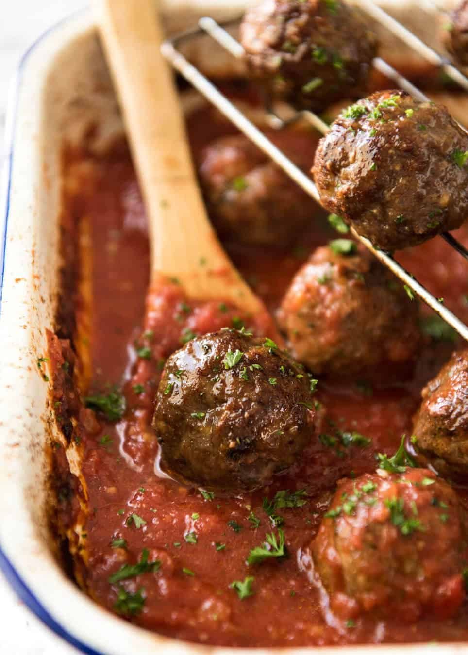 Both the Oven Baked Italian Meatballs AND sauce are made entirely in the oven! The meatballs are extra soft and juicy, and tomato sauce fantastic for pouring over pasta. staging.recipetineats.com