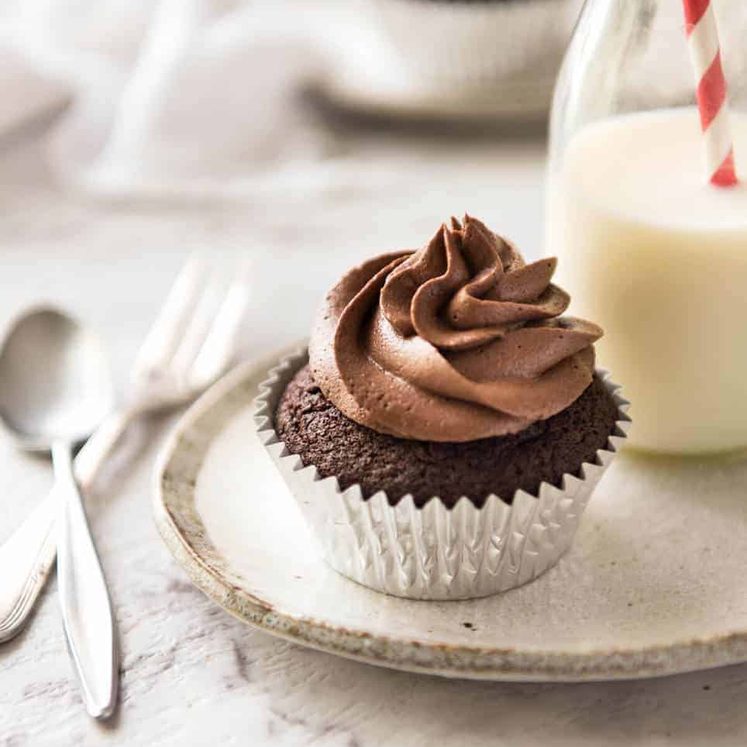 No stand mixer required to make the Best EASY Chocolate Cupcakes. Moist, deeply chocolatey with a tender crumb, these are unbelievably fast & easy. staging.recipetineats.com