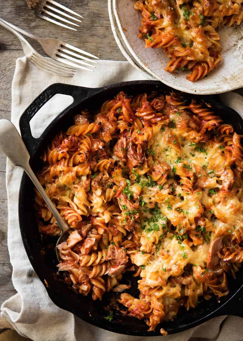 Everybody should know how to make a truly delicious Tuna Pasta Bake, for all those times when your cupboards are bare! staging.recipetineats.com
