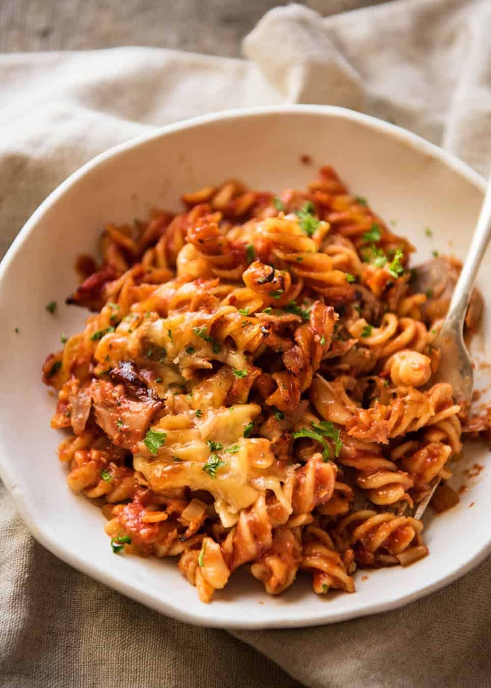 Everybody should know how to make a truly delicious Tuna Pasta Bake, for all those times when your cupboards are bare! staging.recipetineats.com