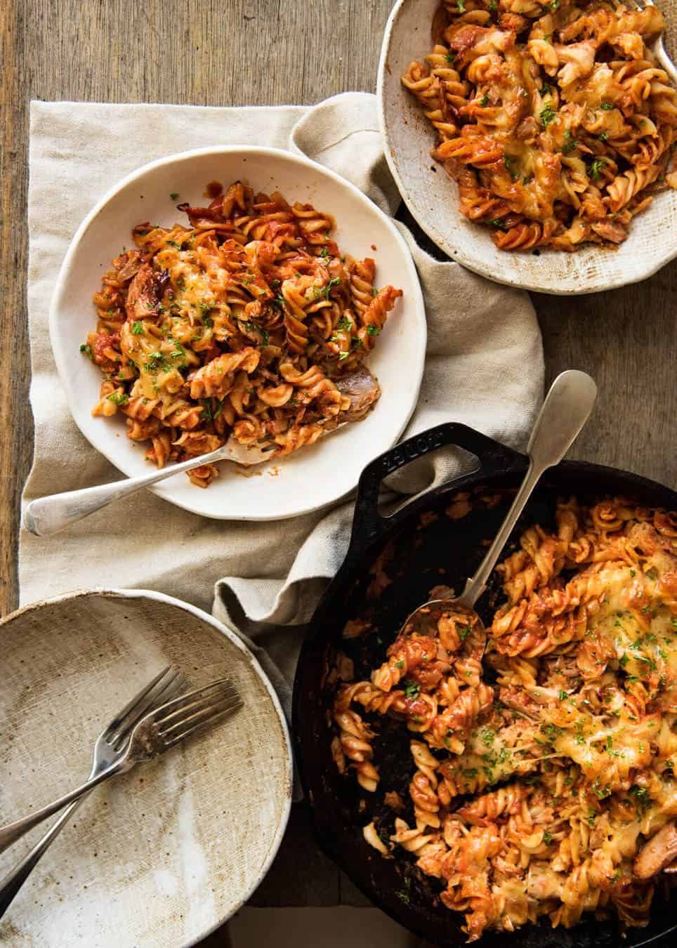 Everybody should know how to make a truly delicious Tuna Pasta Bake, for all those times when your cupboards are bare! staging.recipetineats.com