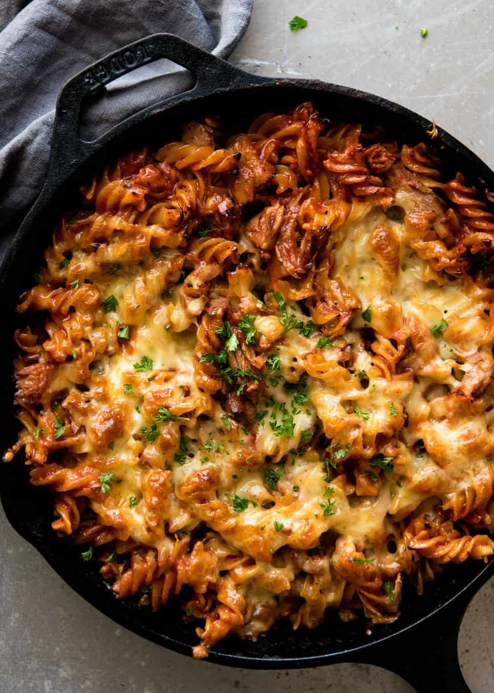 Everybody should know how to make a truly delicious Tuna Pasta Bake, for all those times when your cupboards are bare! staging.recipetineats.com